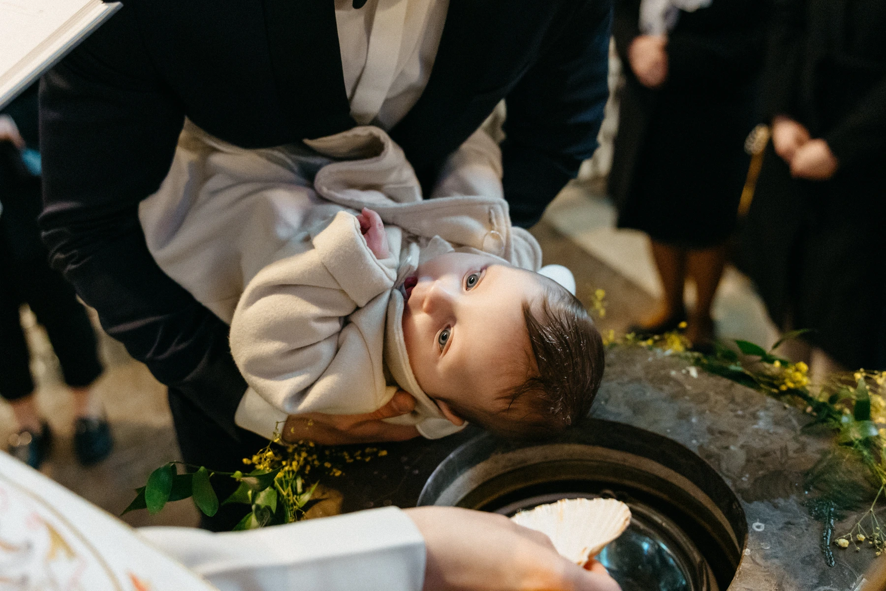 fotograf na chrzest Warszawa, moment polewania wodą święconą dziecka